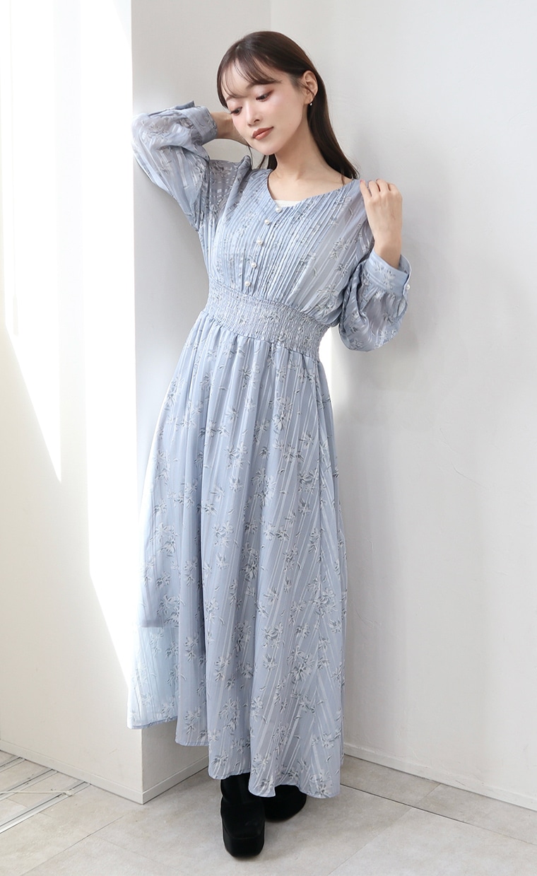 プリーツワンピースを着用の女性