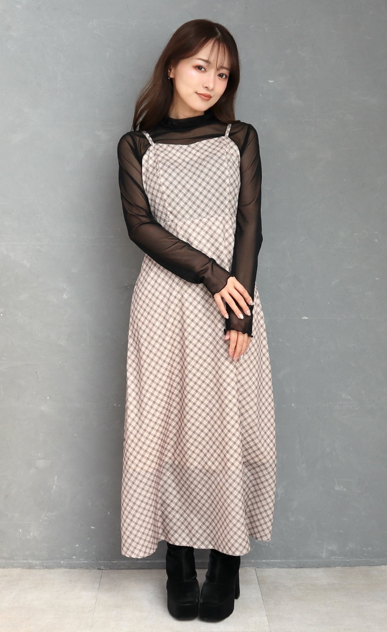 ジャンパースカートを着用の女性