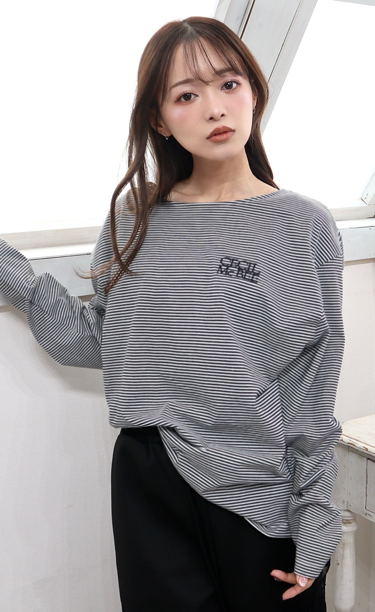 刺繍入りロゴデザインのプルオーバーとスウェットパンツを着用の女性