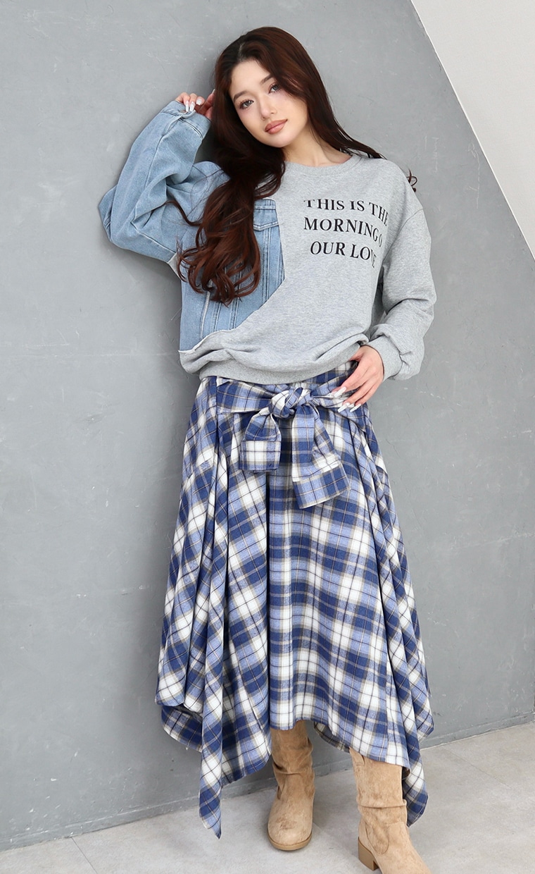 ロゴプリントプルオーバーとチェック柄スカートを着用の女性