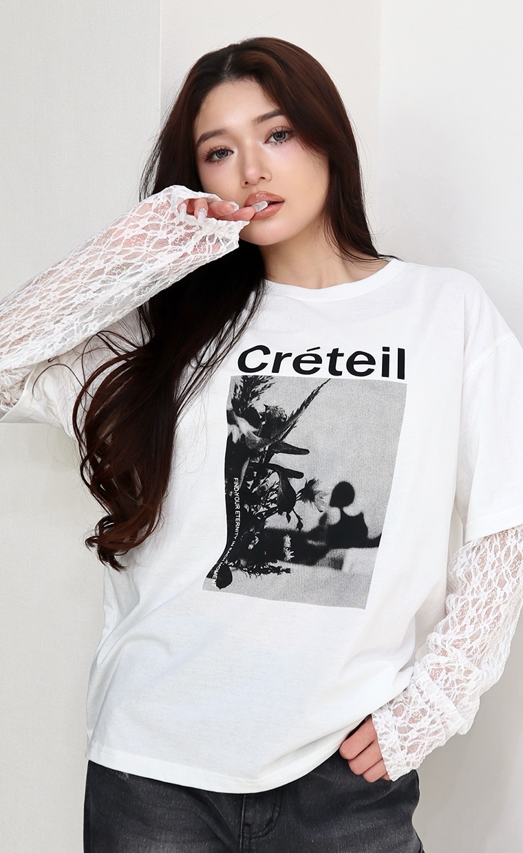 プリントプルオーバーとデニムワイドパンツを着用の女性