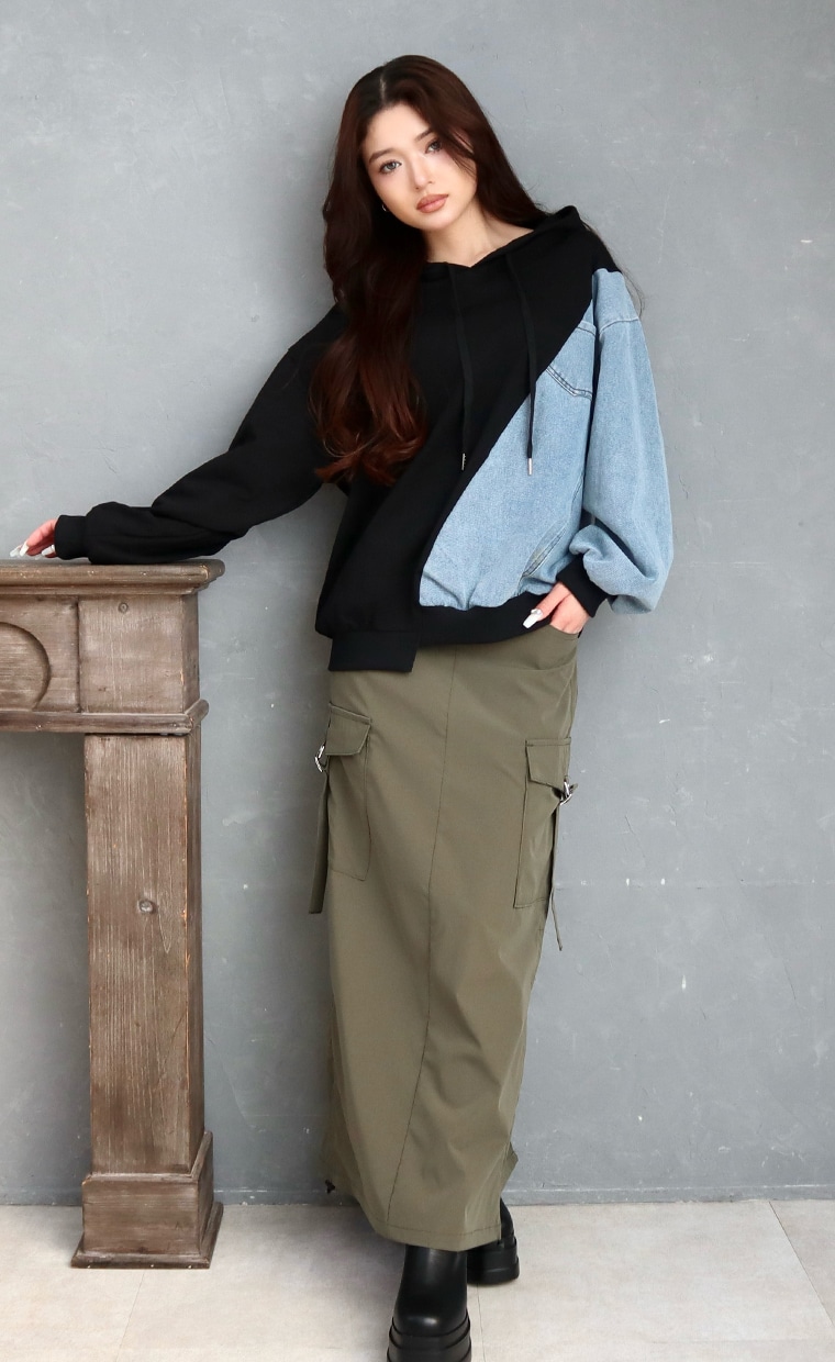 バックプリントパーカーとカーゴスカートを着用の女性