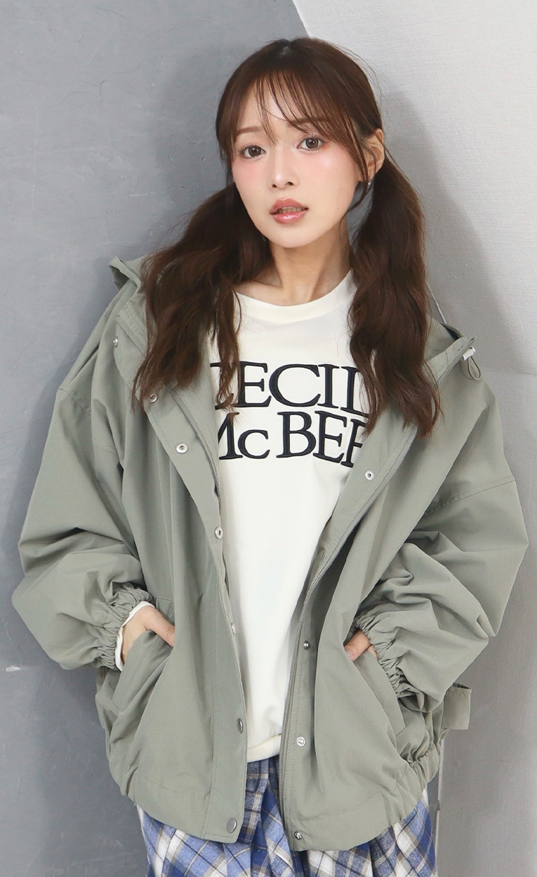 ゆるシルエットブルゾンとチェック柄スカートを着用の女性