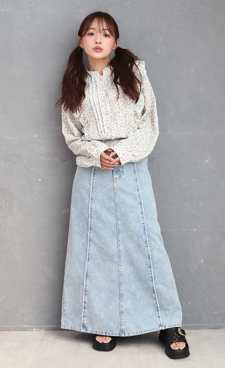 フリルブラウスとロングスカートを着用の女性