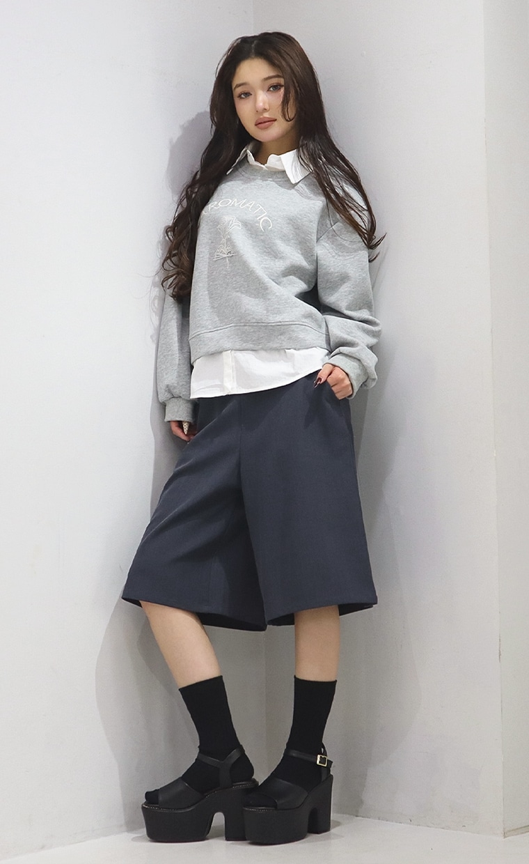 ドッキングプルオーバーとバミューダパンツを着用の女性