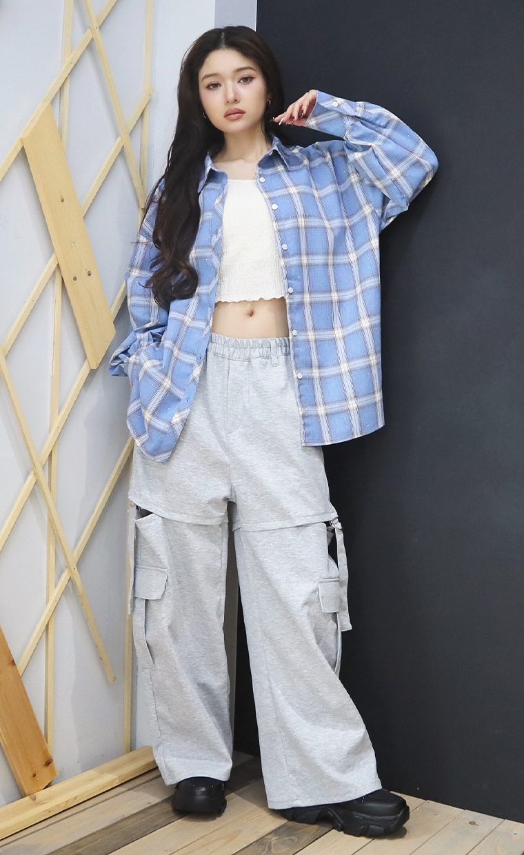 チェックシャツとカーゴパンツを着用の女性