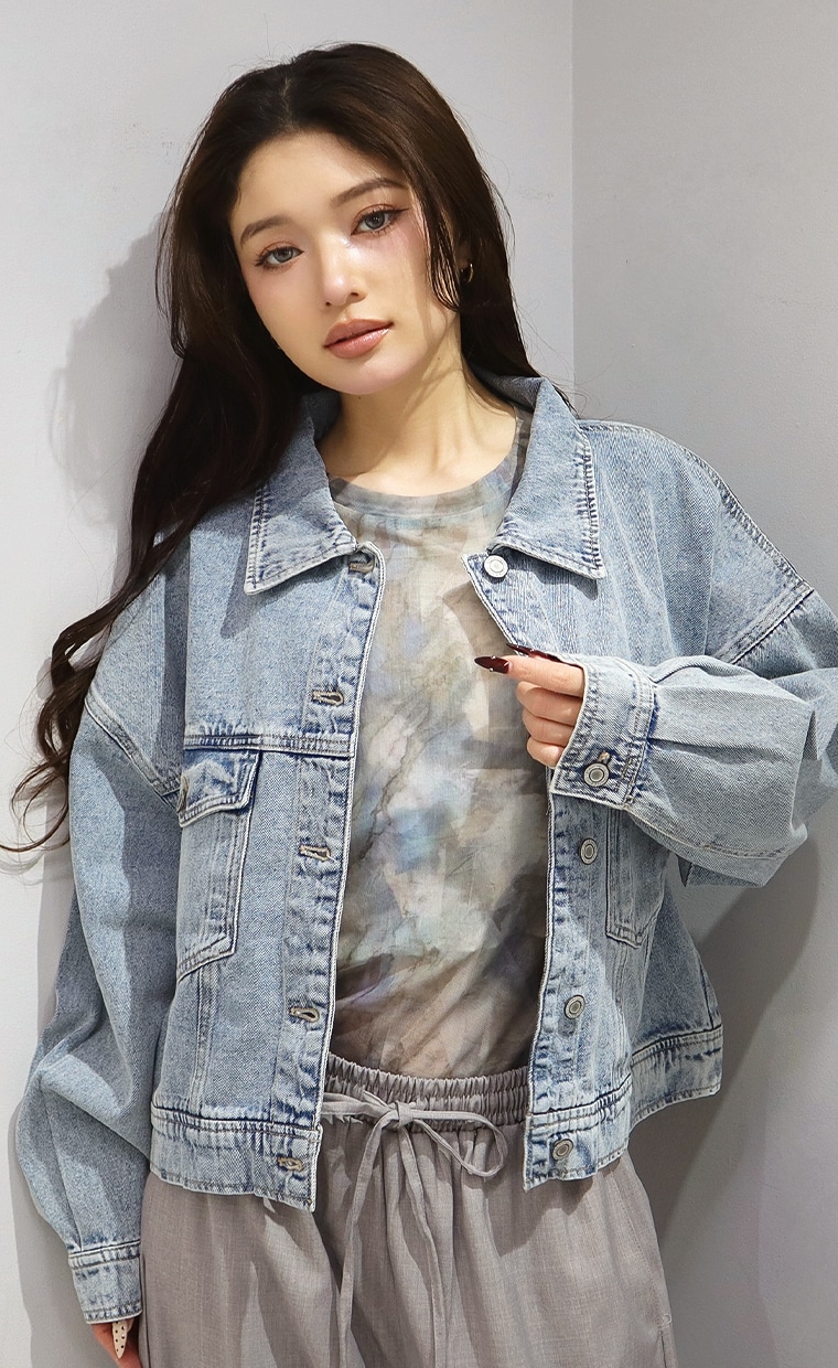 Gジャンとワイドイージーパンツを着用の女性