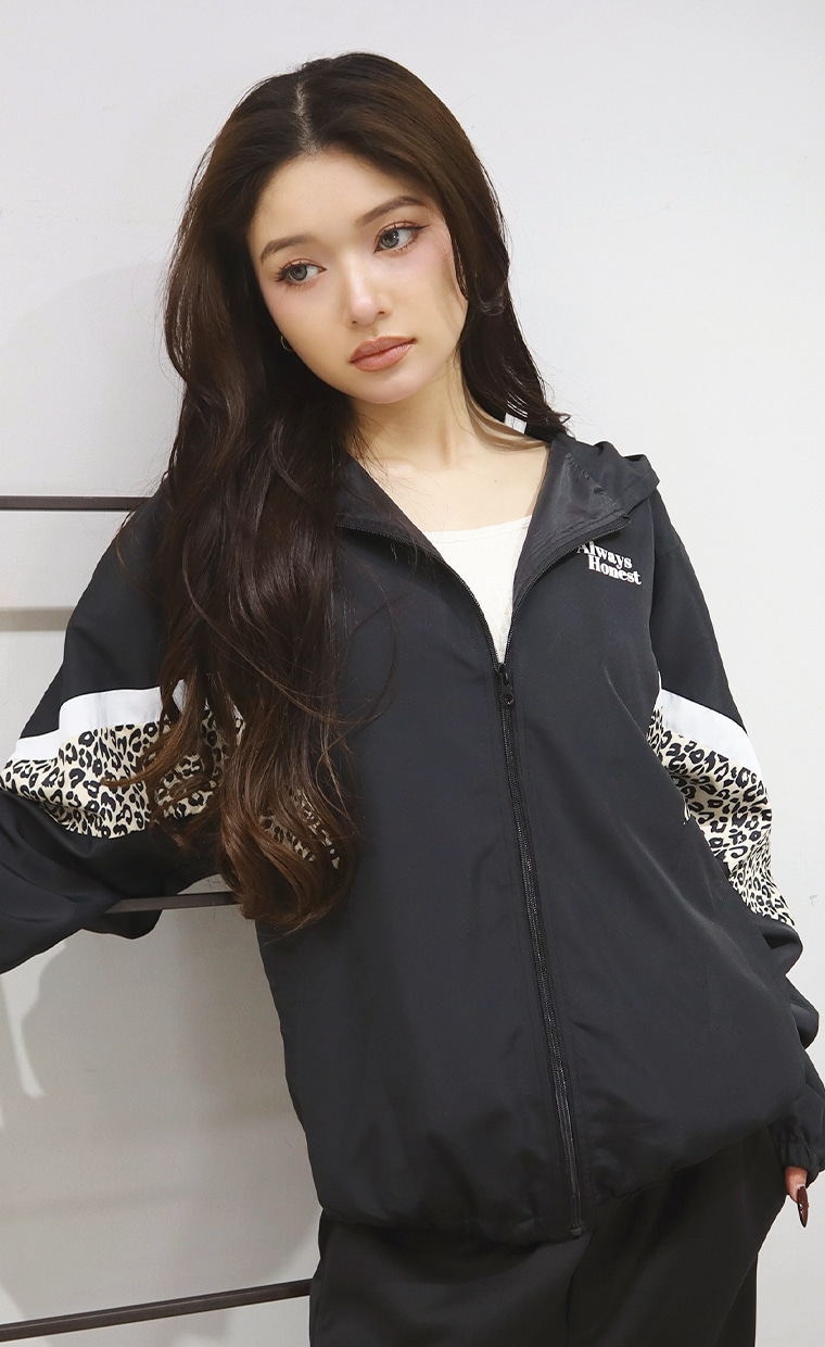 ジップアップジャケットとカーゴパンツを着用の女性