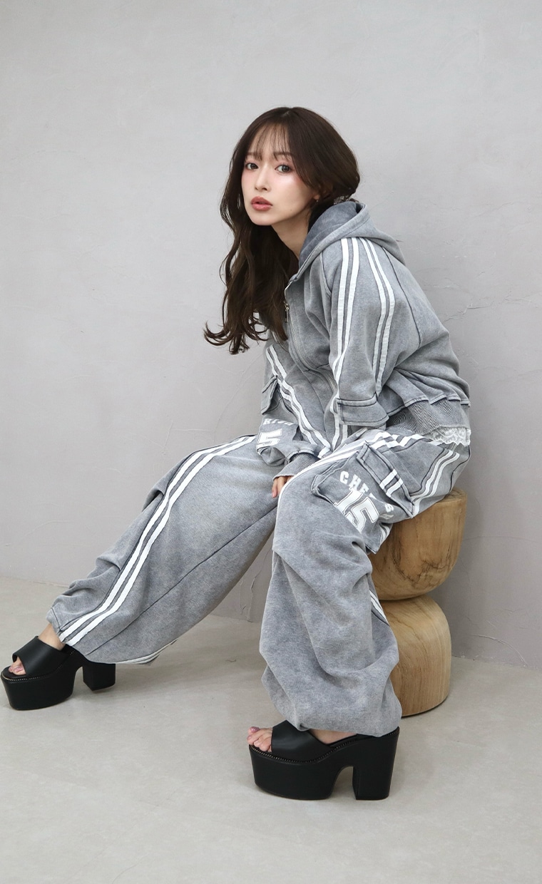 セットアップのヴィンテージ加工シップパーカーとカゴパンツを着用した女性