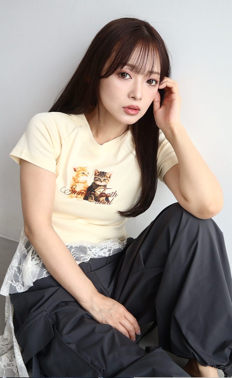 レース付きプリントTシャツとカーゴパンツを着用の女性