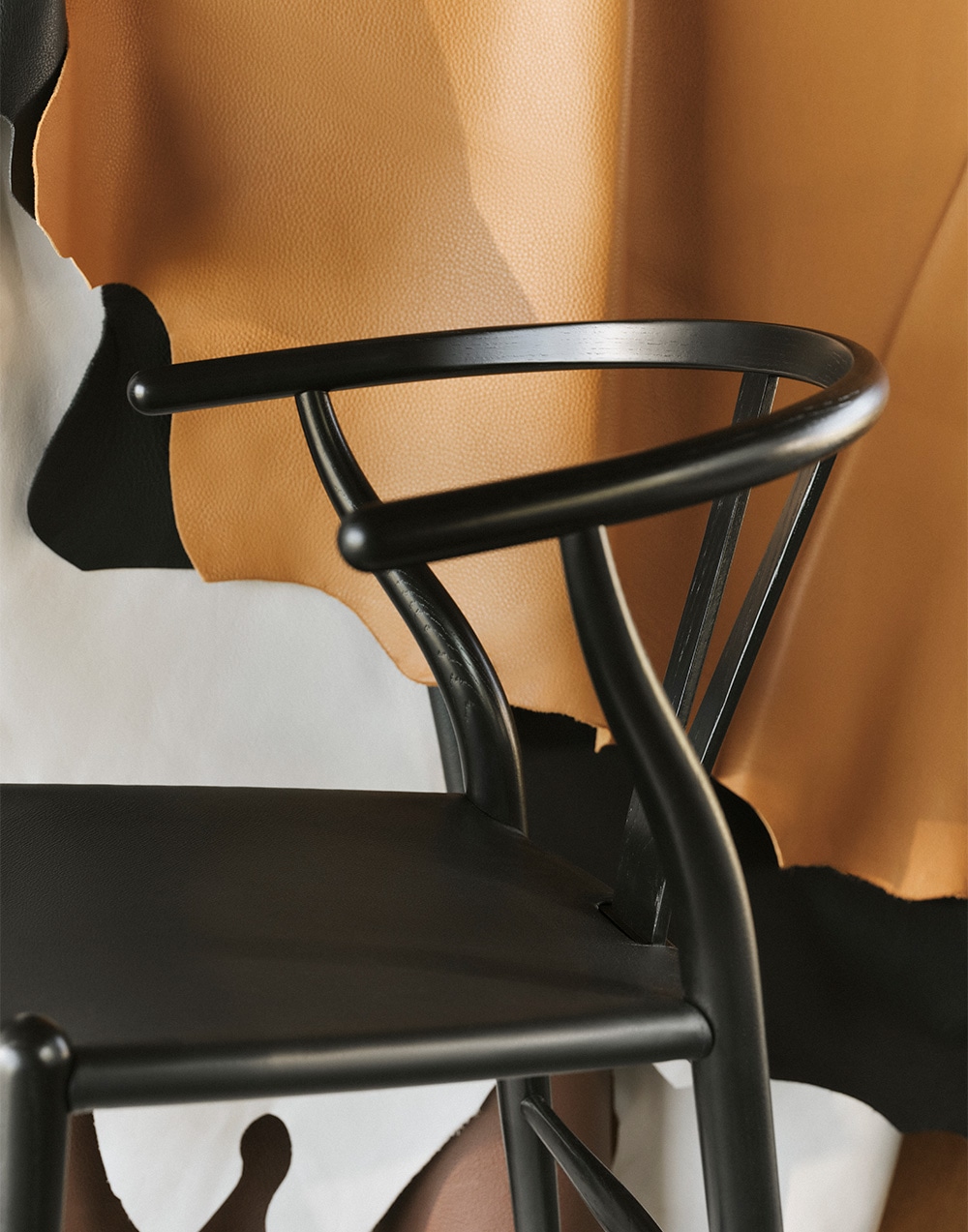 carl_hansen_ch24p_campaign_detail_01.jpg