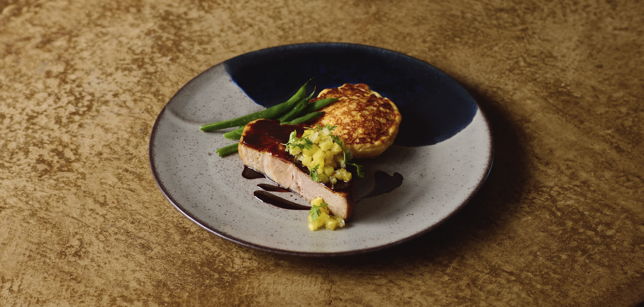 豚肉のコンフィ パイナップルのサルサ とうもろこしのパンケーキ