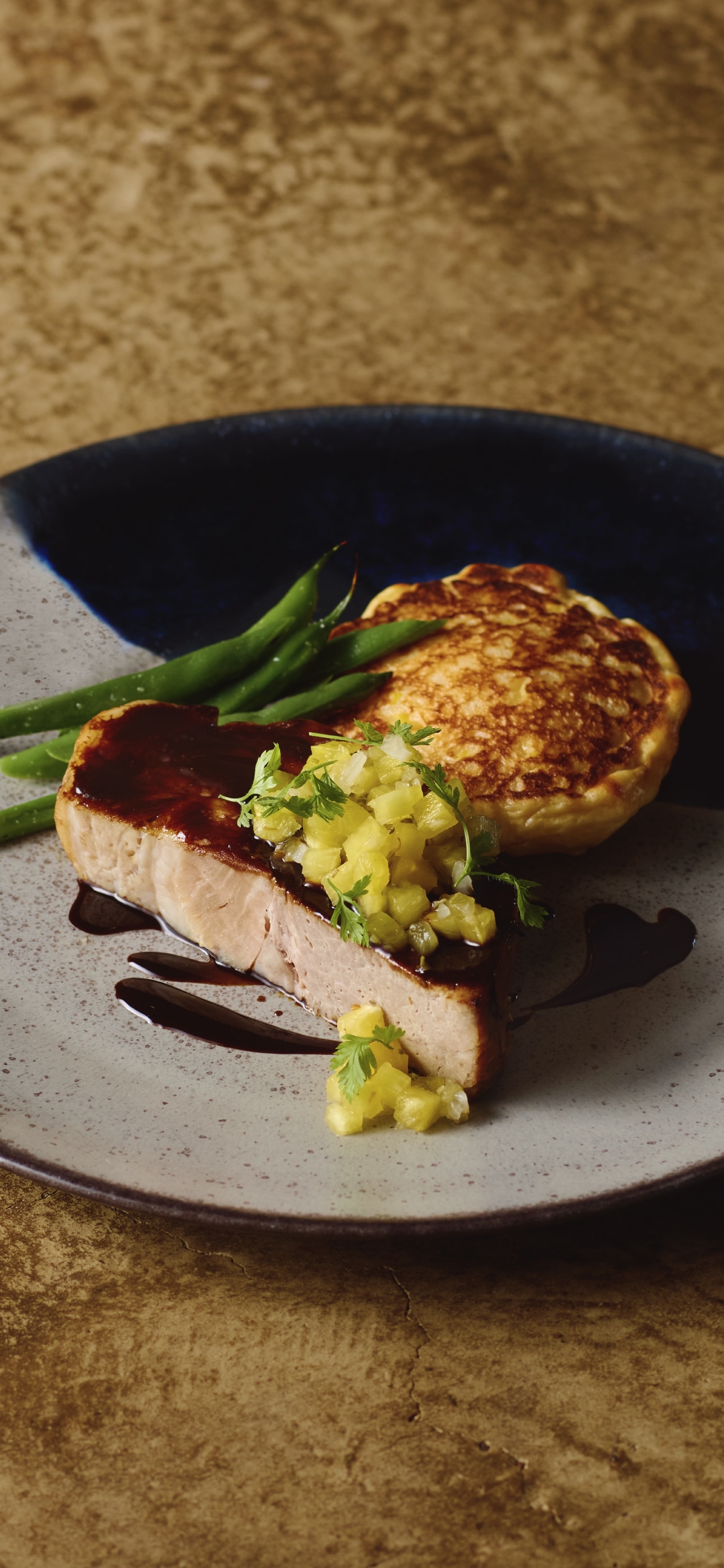 豚肉のコンフィ パイナップルのサルサ とうもろこしのパンケーキ