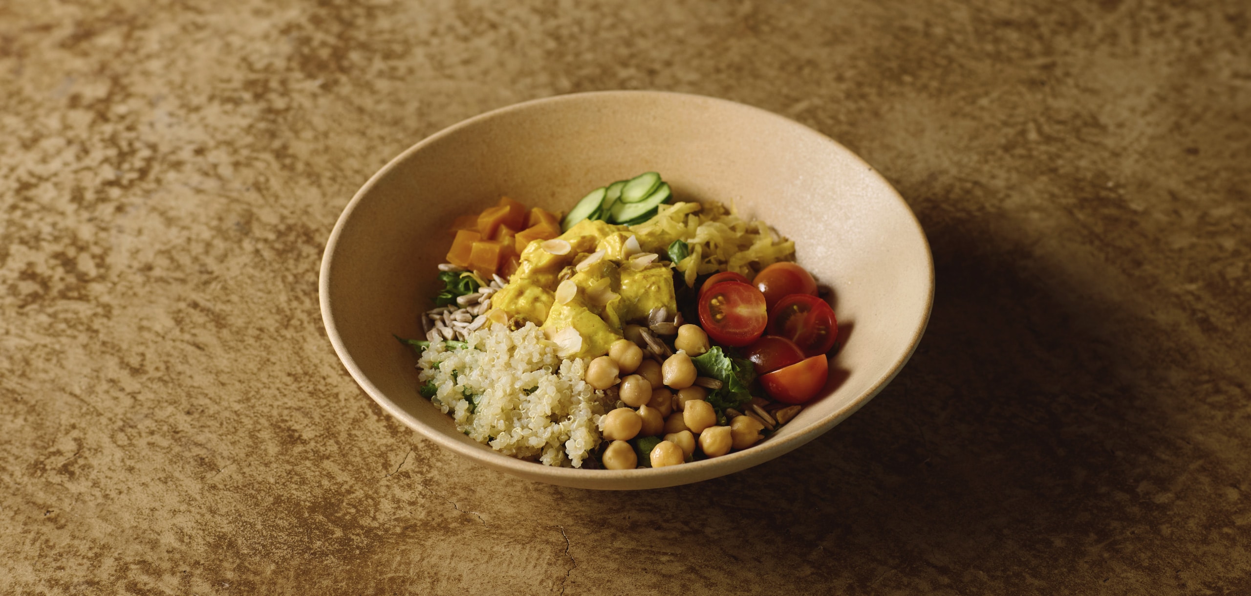 コロネーションチキンと穀物のサラダボウル （カレー風味のチキンサラダ）