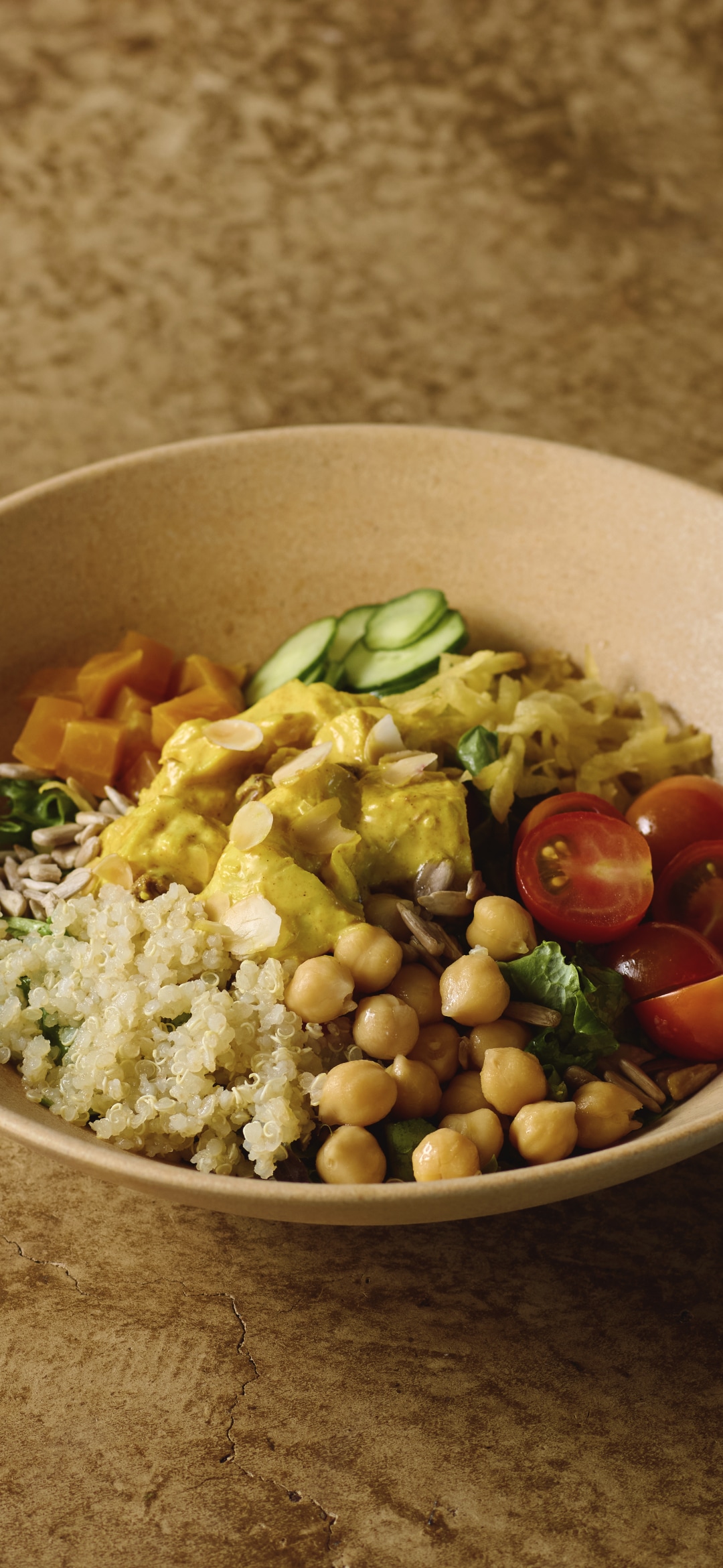 コロネーションチキンと穀物のサラダボウル （カレー風味のチキンサラダ）