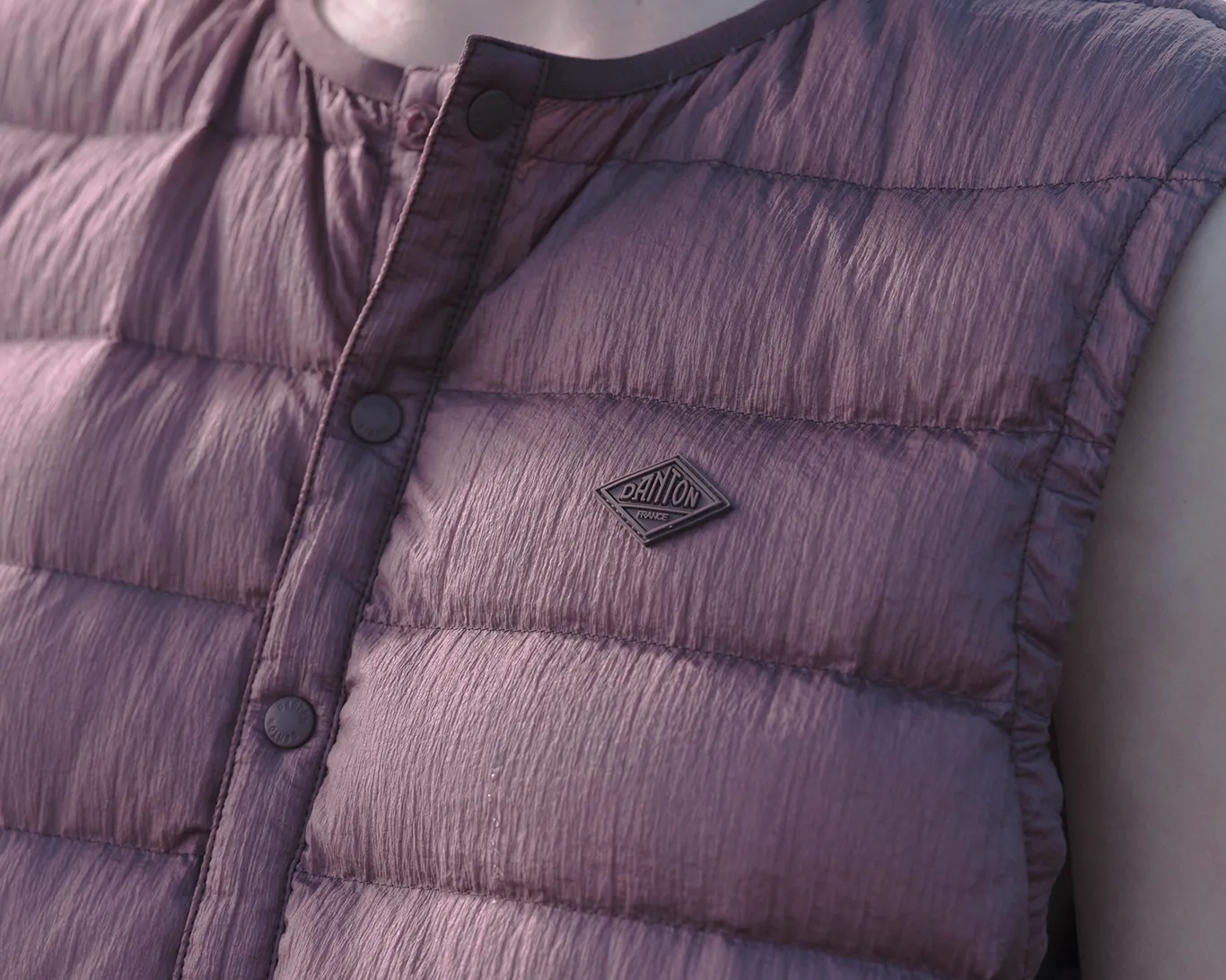 2025年度版 DANTON ラウンドネックダウンベスト チャコールグレーM