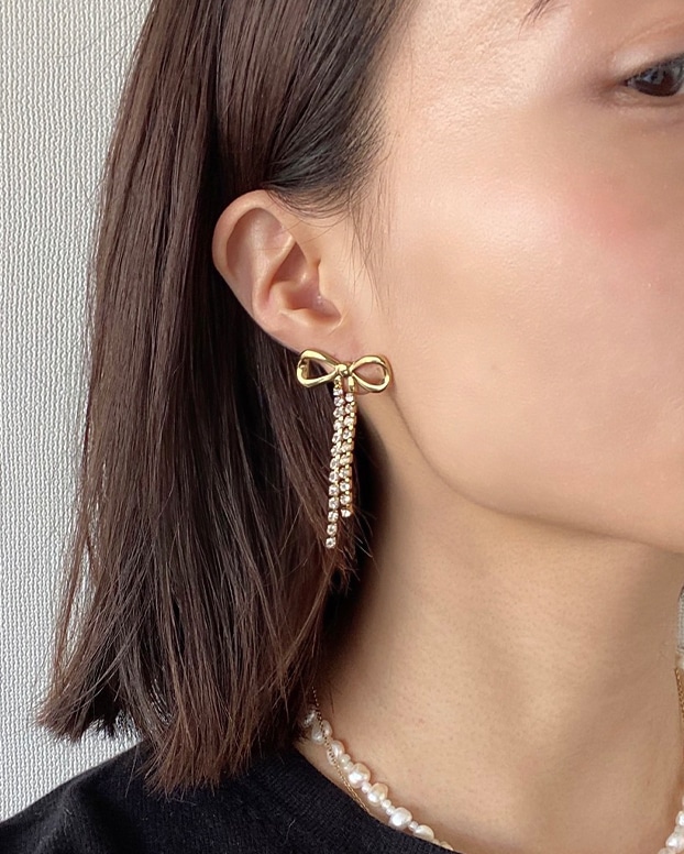 リボン＆ガラスラインストーンピアス 着用イメージ