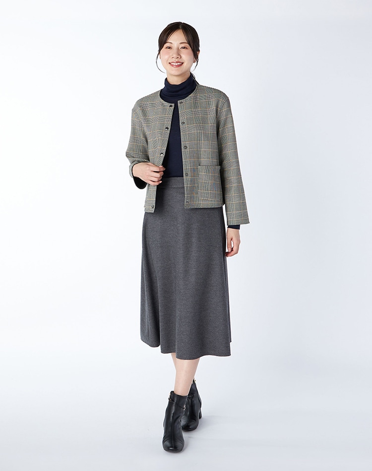 グレーのチェック柄のジャケットを身に着けた女性