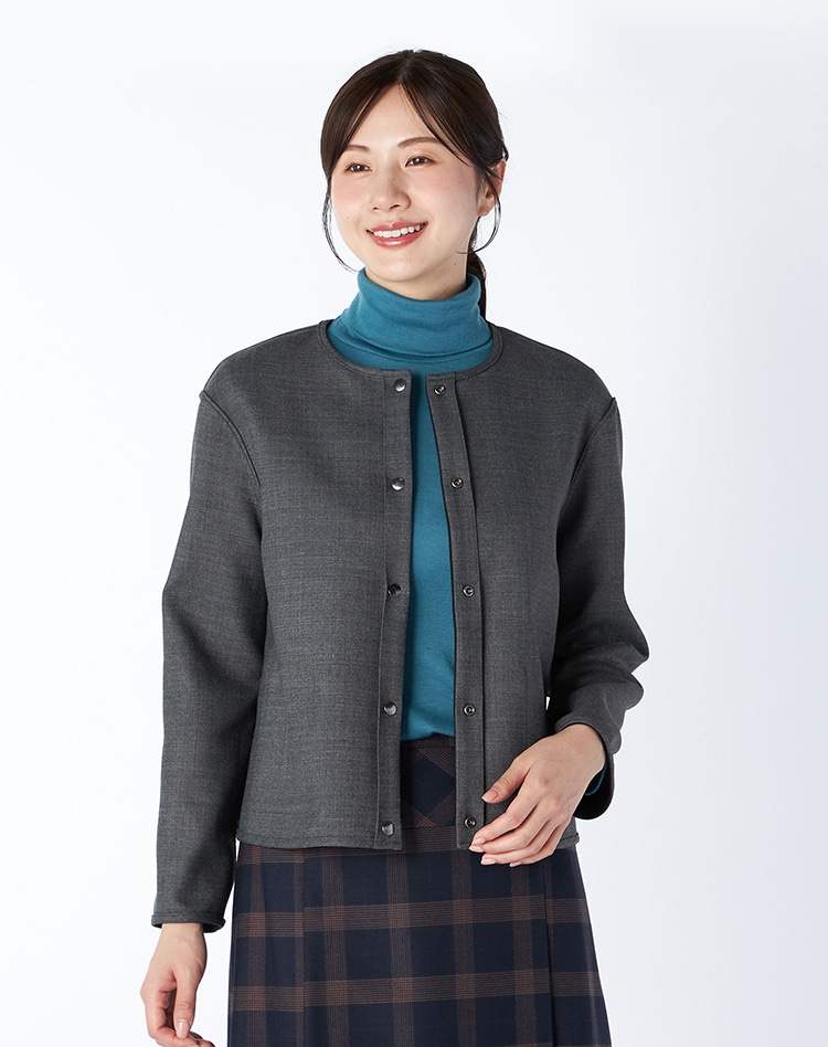 グレーの無地のジャケットを身に着けた女性