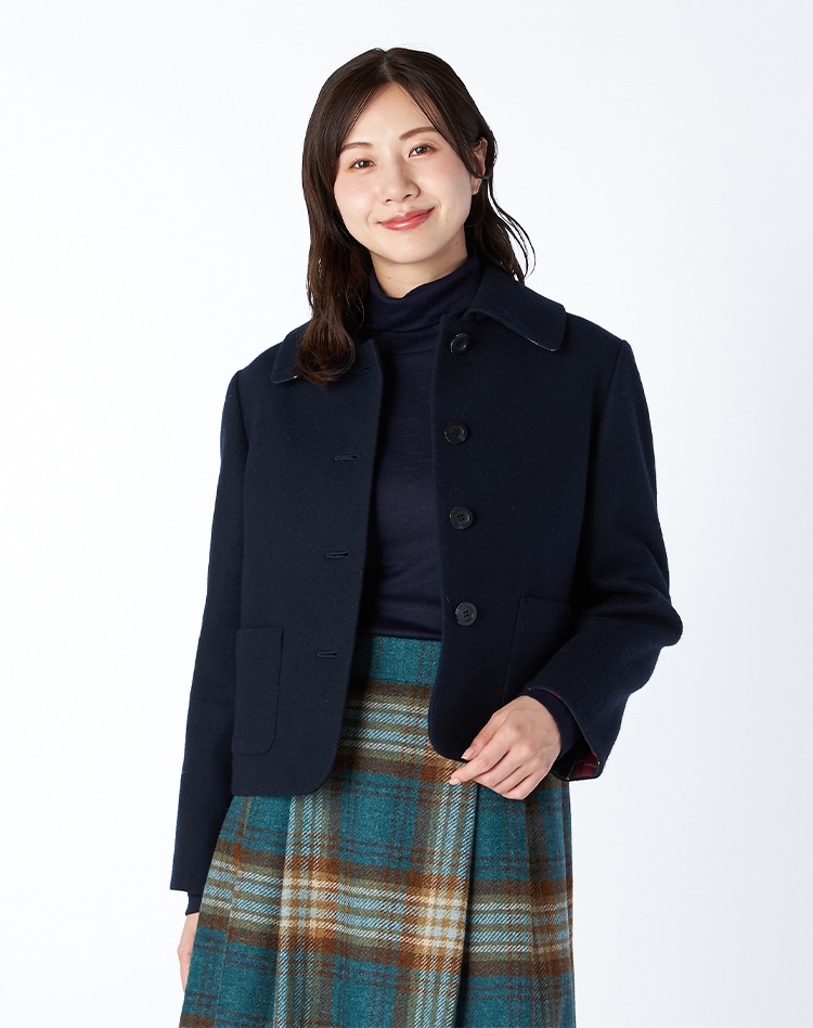 ブラックのショートコートを身に着けた女性