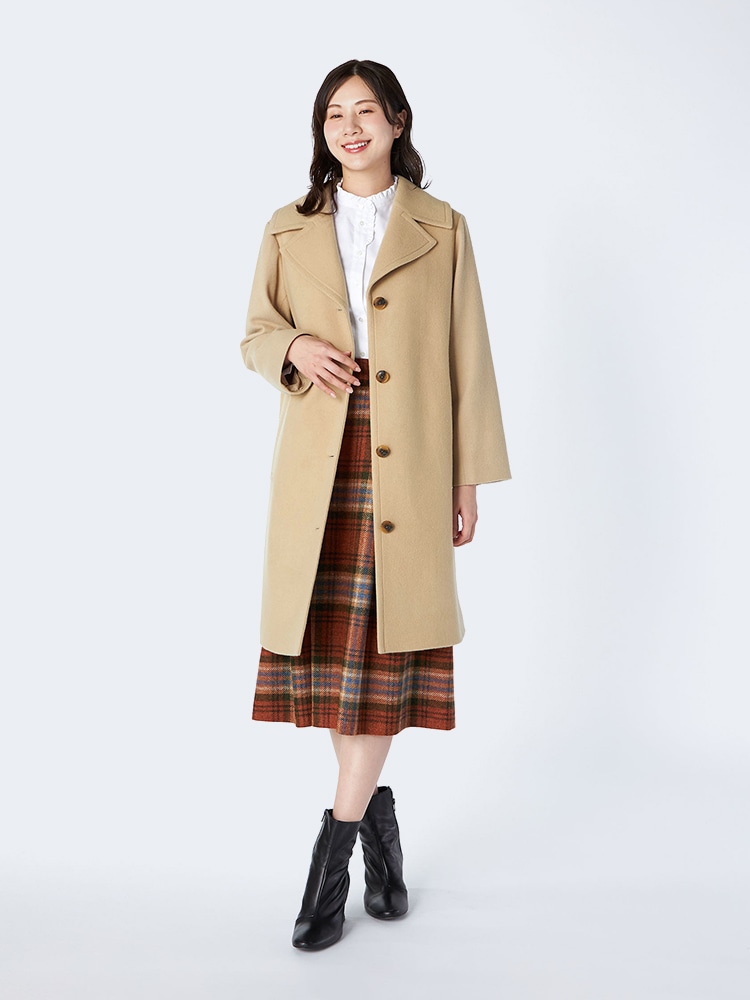 ベージュのペコラムメルトンコートを使用したスタイリング