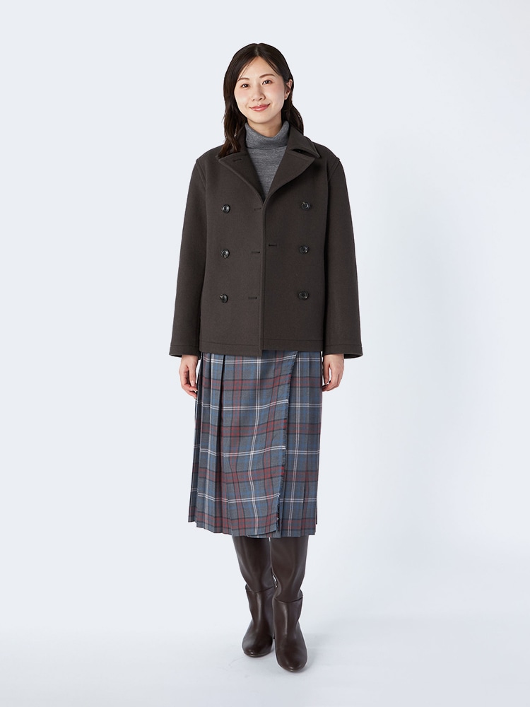 チャコールグレーのウールメルトンコートを使用したスタイリング