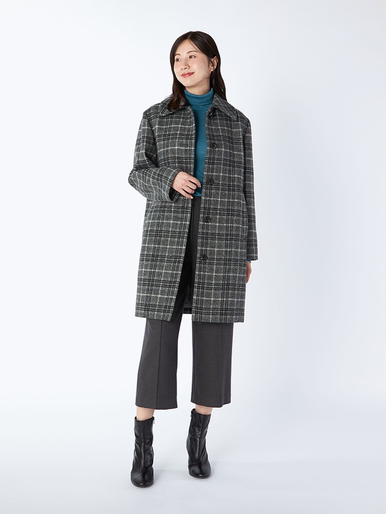 チェック柄のステンカラーコートを着用したスタイリング
