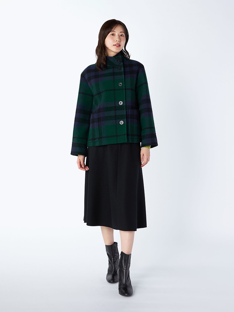 チェック柄のショート丈コートを使用したスタイリング