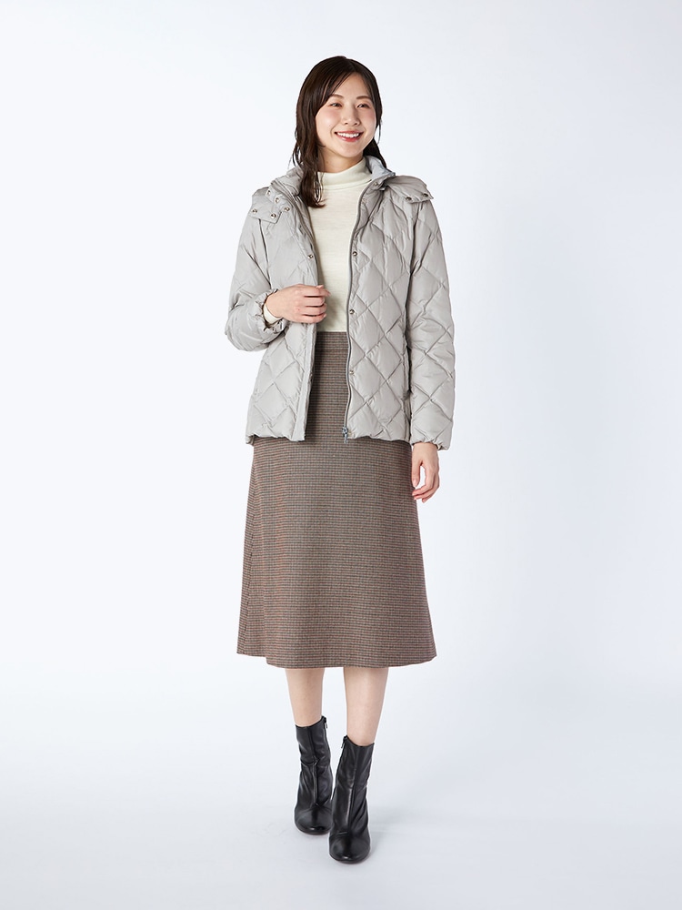 ショート丈のマイクロタフタフード付きコートを使用したスタイリング