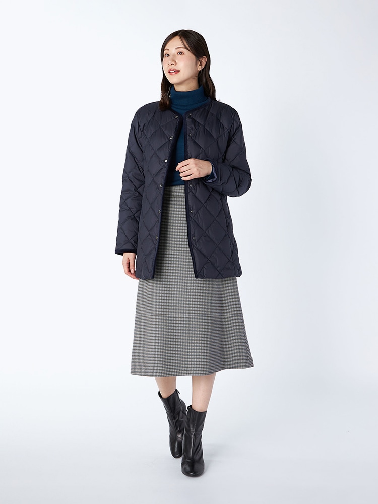 ミドル丈のマイクロタフタコートを使用したスタイリング