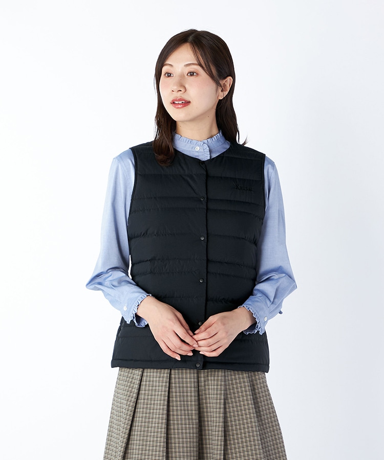 ブラックのダウンベストを身に着けた女性