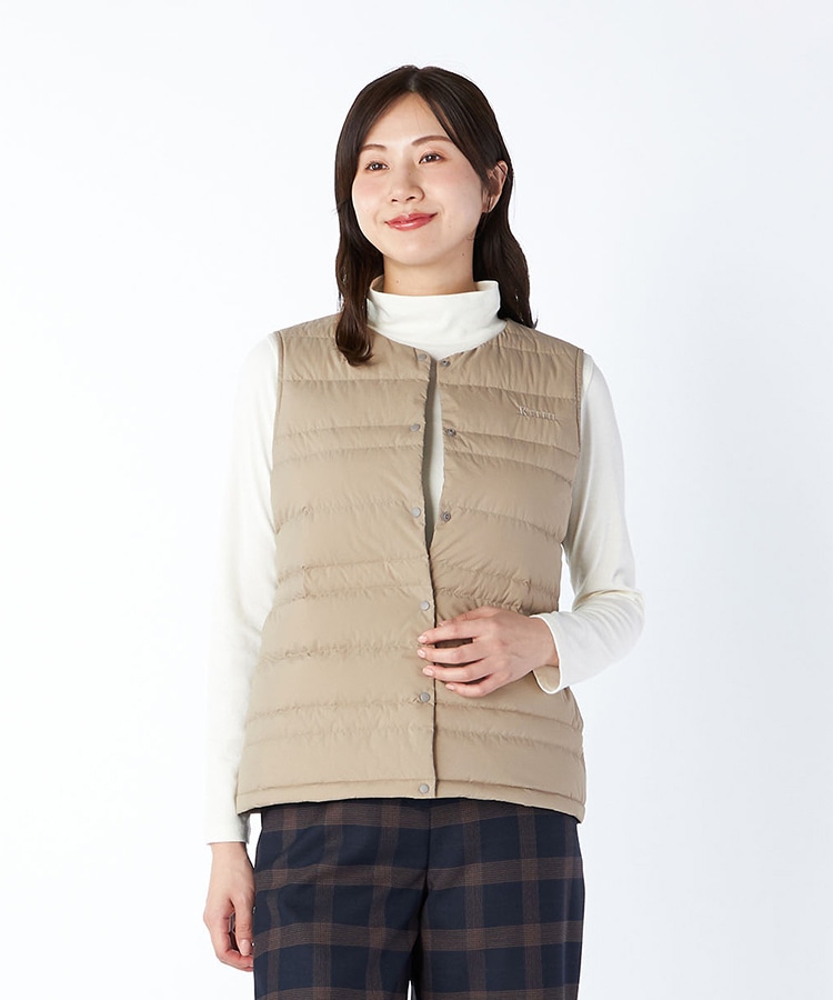 ベージュのダウンベストを身に着けた女性