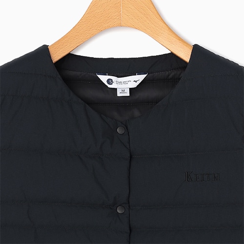 ブラックのダウンベストの前身頃左上部に「KEITH」のロゴが刺繍されている