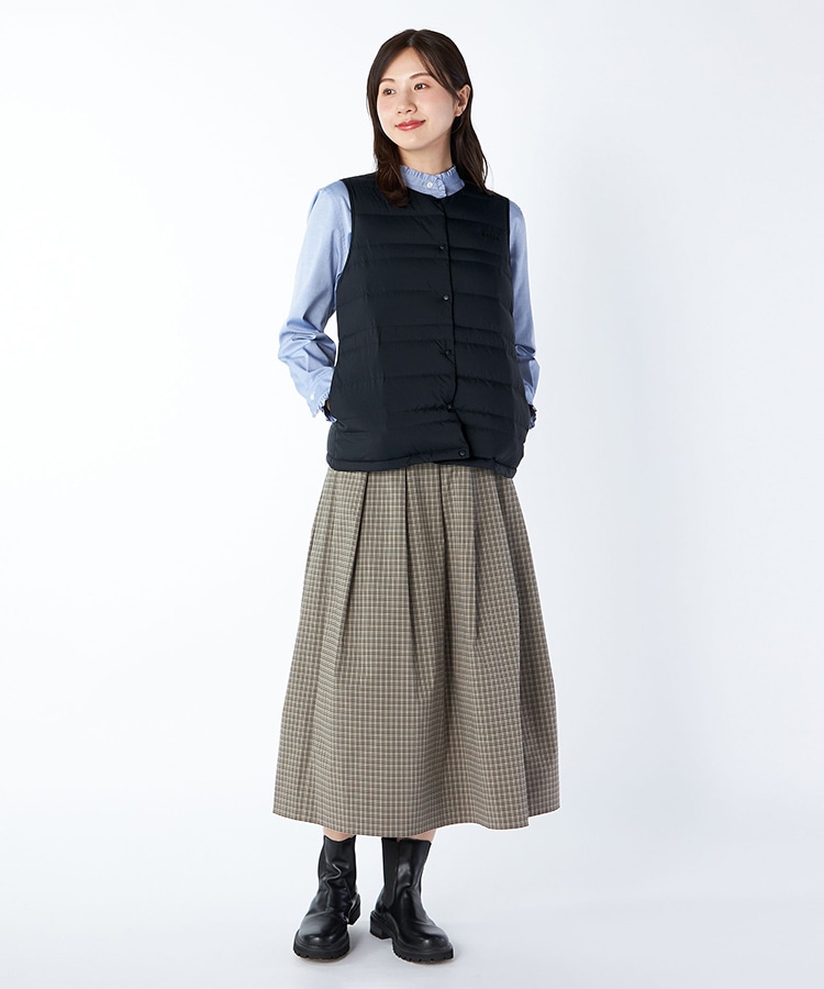 ブラックのダウンベストを身に着けた女性