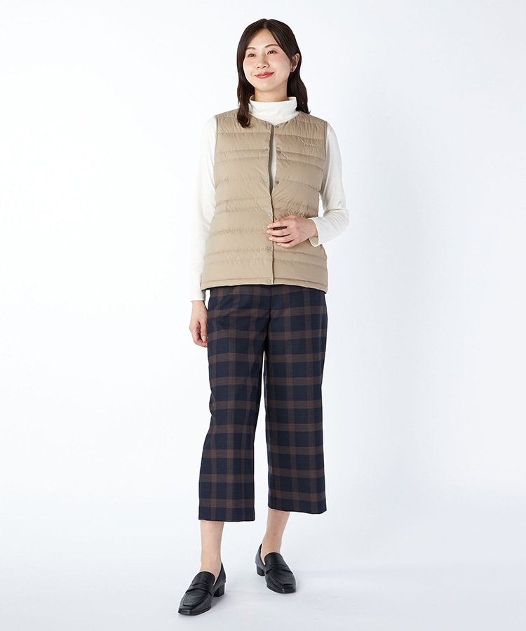 ベージュのダウンベストを身に着けた女性