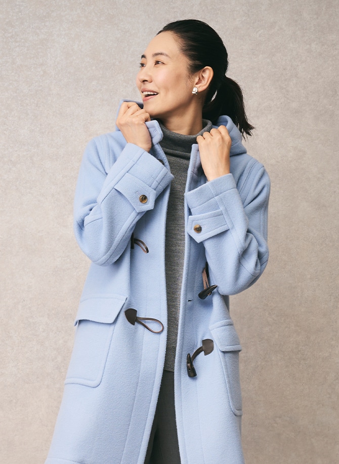 ブルーのダッフルコートを使用したスタイリング