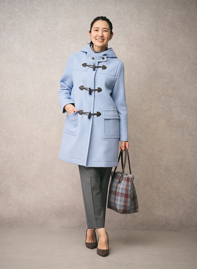 ブルーのダッフルコートを使用したスタイリング