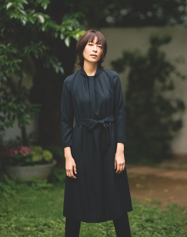 ブラックのワンピースを身に着けた女性