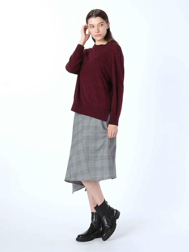 レッドのニットプルーオーバーを身に着けた女性