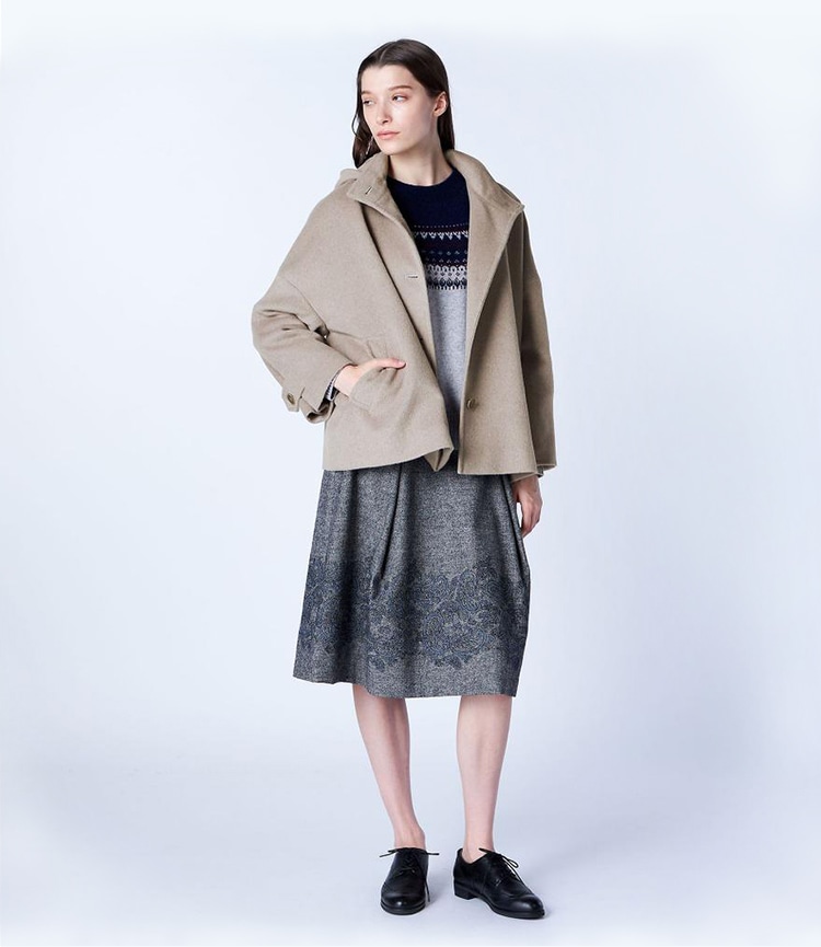 グレーのアンゴラビーバーショートコートを着た女性