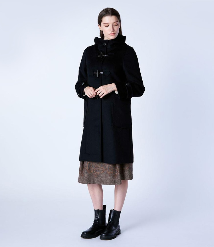 ブラックのアンゴラビーバーロングコートを着た女性