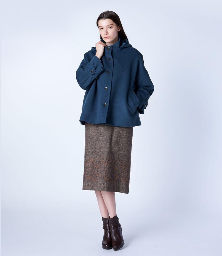 ブルーのアンゴラビーバーショートコートを着た女性