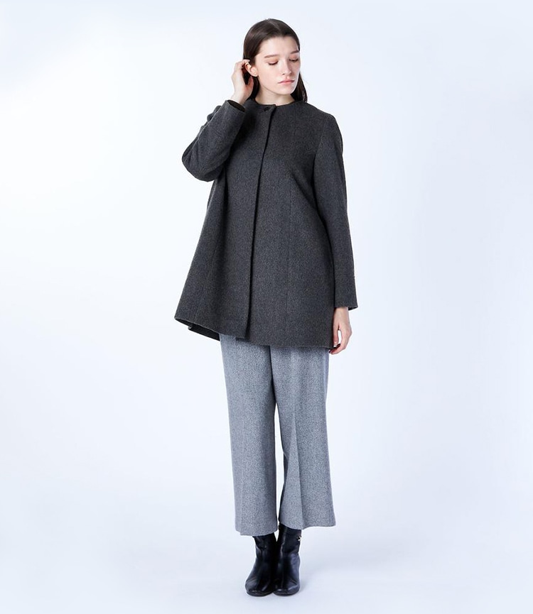 チャコールグレーのウールビーバーノーカラーコートを着た女性