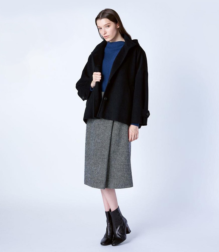 ブラックのアンゴラビーバーショートコートを着た女性
