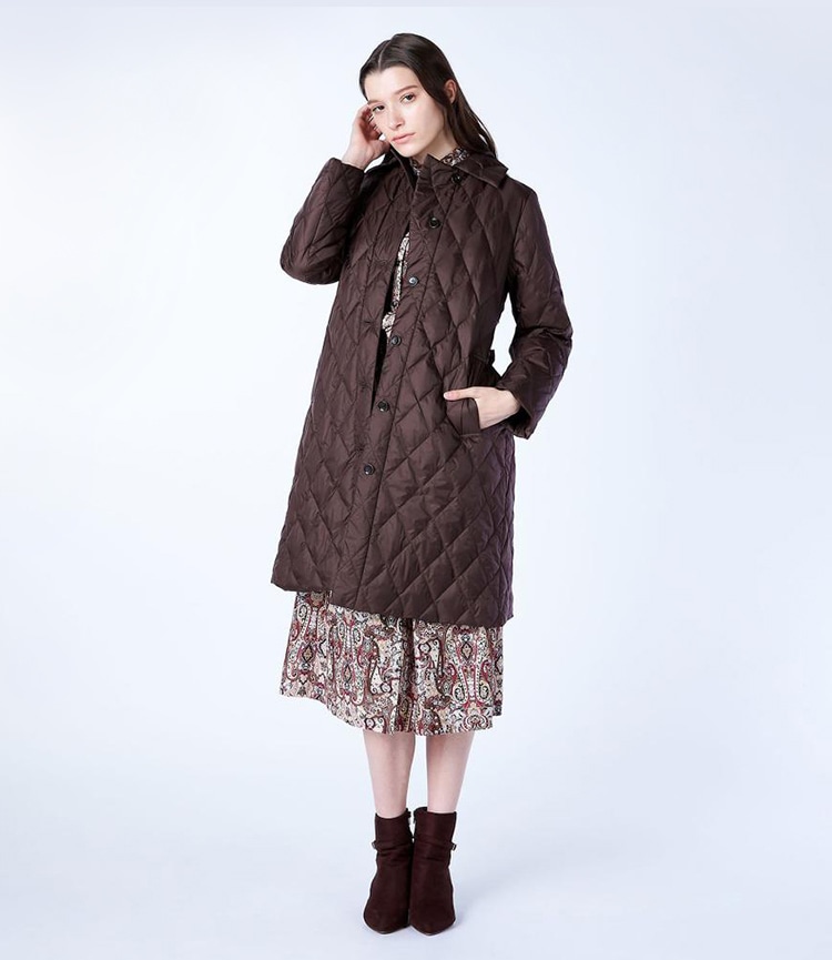 ダークブラウンのステラダウンコートを着た女性