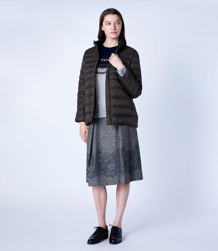 ブラウンのヘルミンダウンショートコートを着た女性