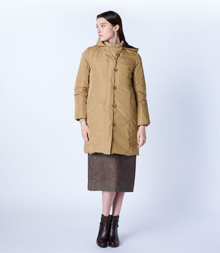 ブラウンのヘルミンダウンロングコートを着た女性