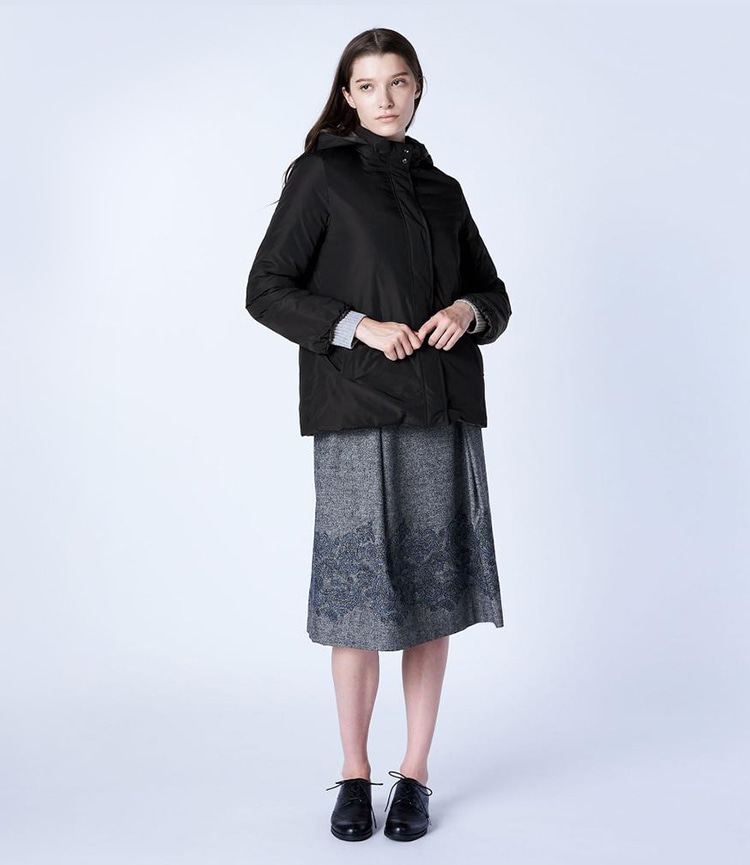 ブラックのヘルミンダウンショートコートを着た女性