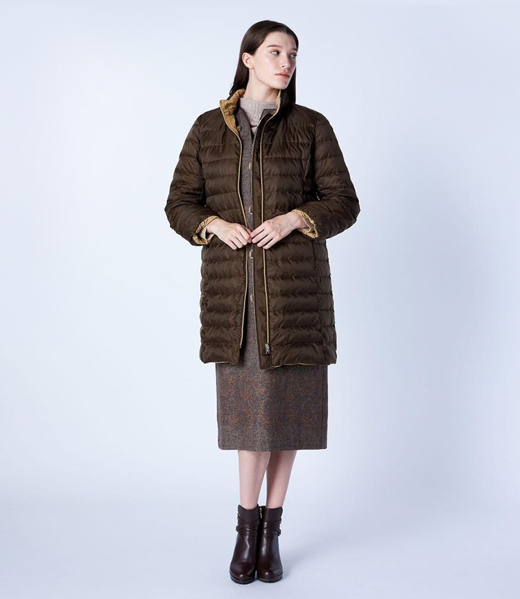ブラウンのヘルミンダウンロングコートを着た女性
