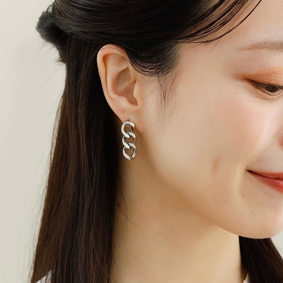 ステンレスチェーンピアス 着用イメージ